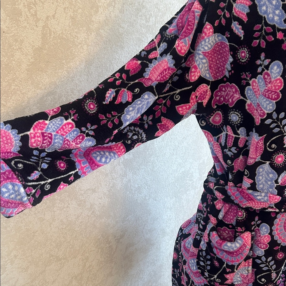 Vera Bradley💕Black, Hot Pink & Purple ALPINE FLORAL Hooded BATHROBE. Size S/M - Picture 8 of 15